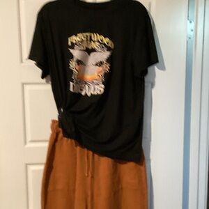 Black Graphic Fleetwood MacTee with rust color barrel jeans set